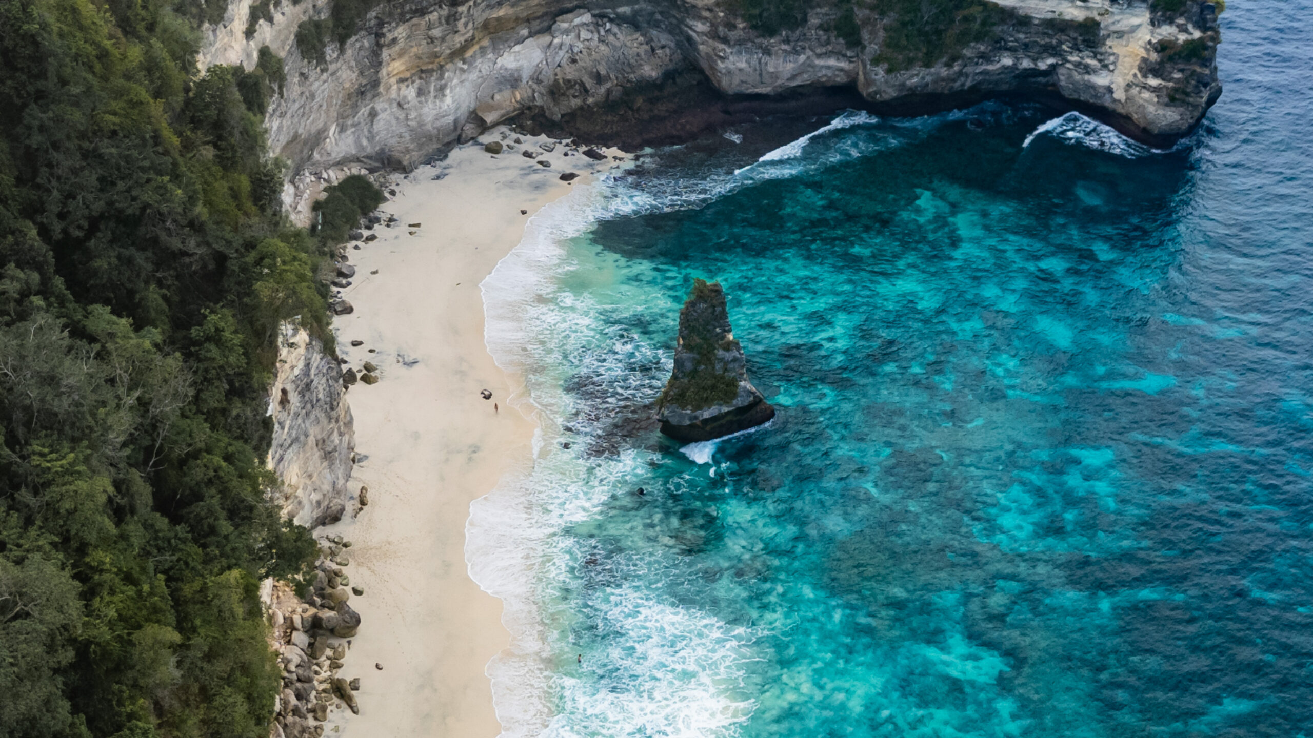 nusa penida sehenswuerdigkeiten (53) Drohnenfoto von der Felsnadel am Suwehan Beach