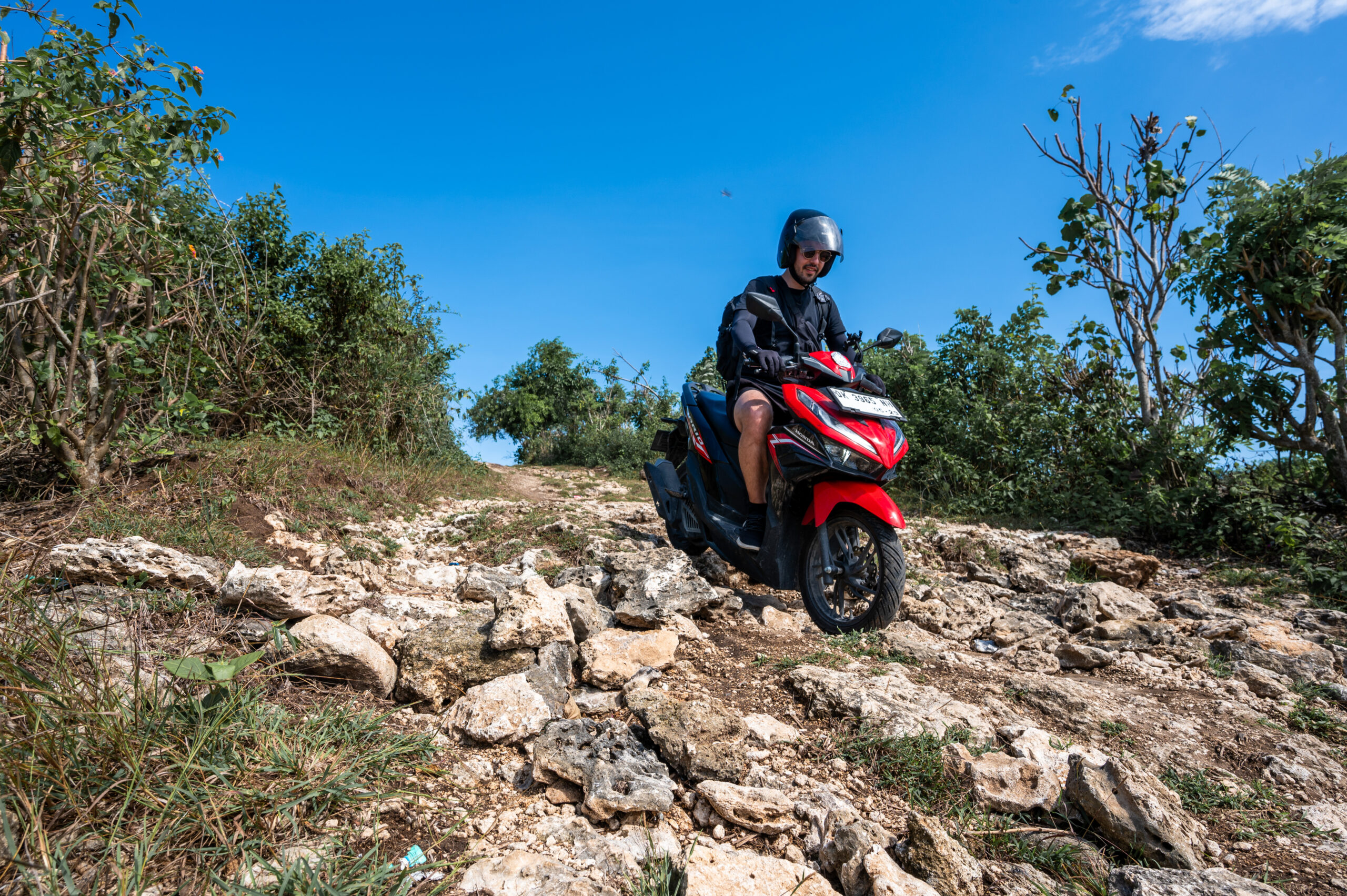 nusa penida sehenswuerdigkeiten (57) Alex fährt mit dem Roller über eine unbefestigte Straße zum Pasih Andus auf Nusa Penida