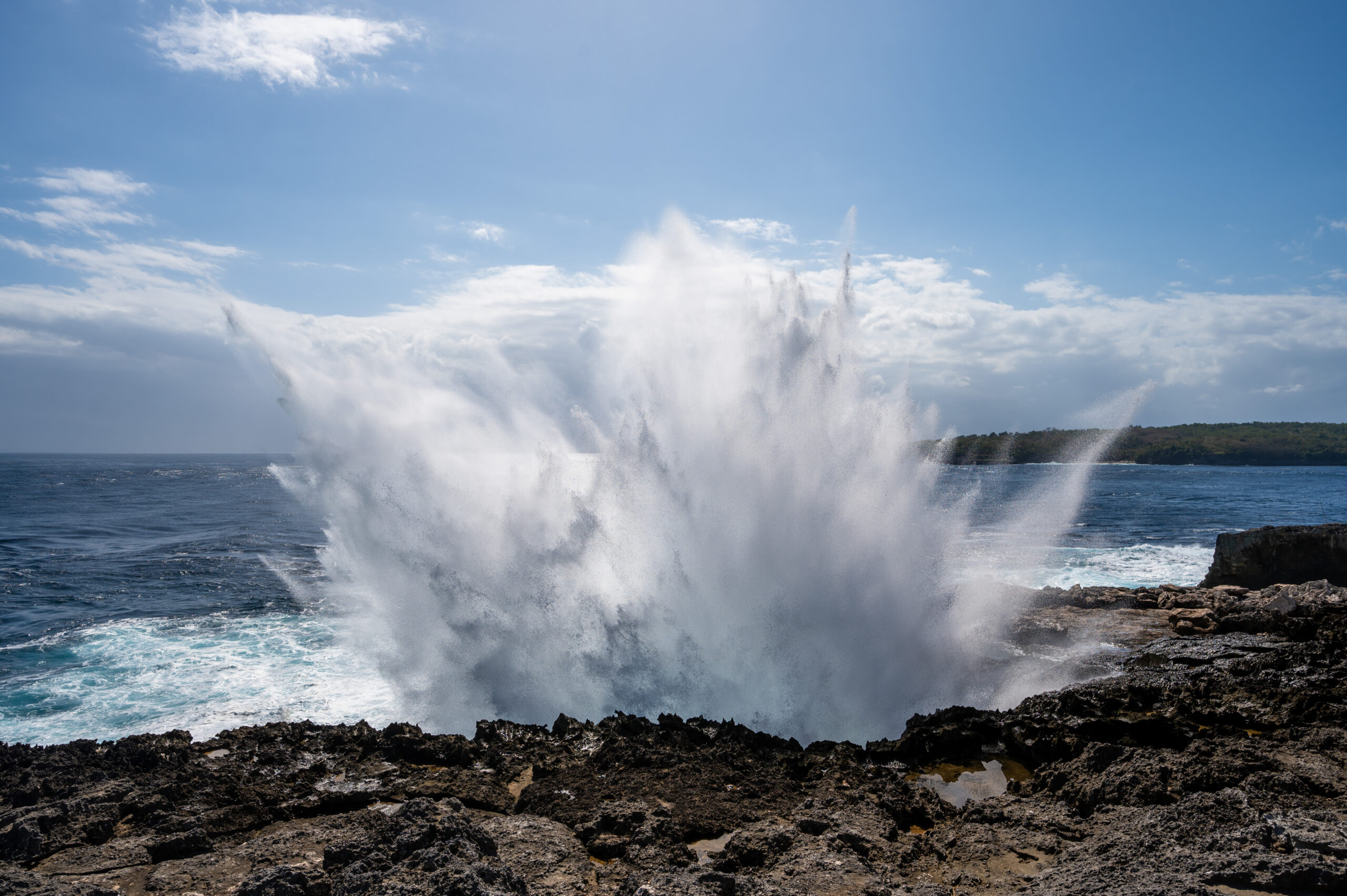nusa penida sehenswuerdigkeiten (58) Wasserfontäne am Pasih Andus auf Nusa Penida