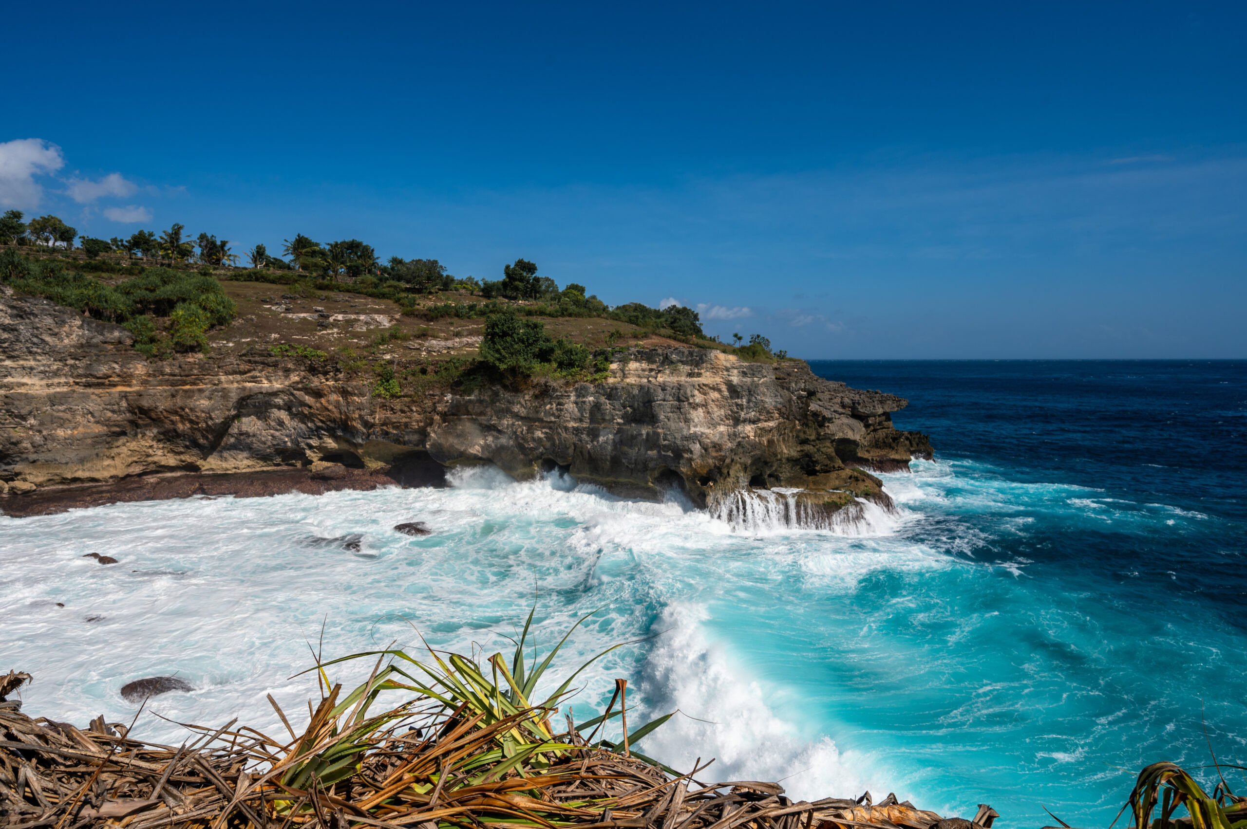 nusa penida sehenswuerdigkeiten (59) Wellen am Devils Billabong auf Nusa Penida