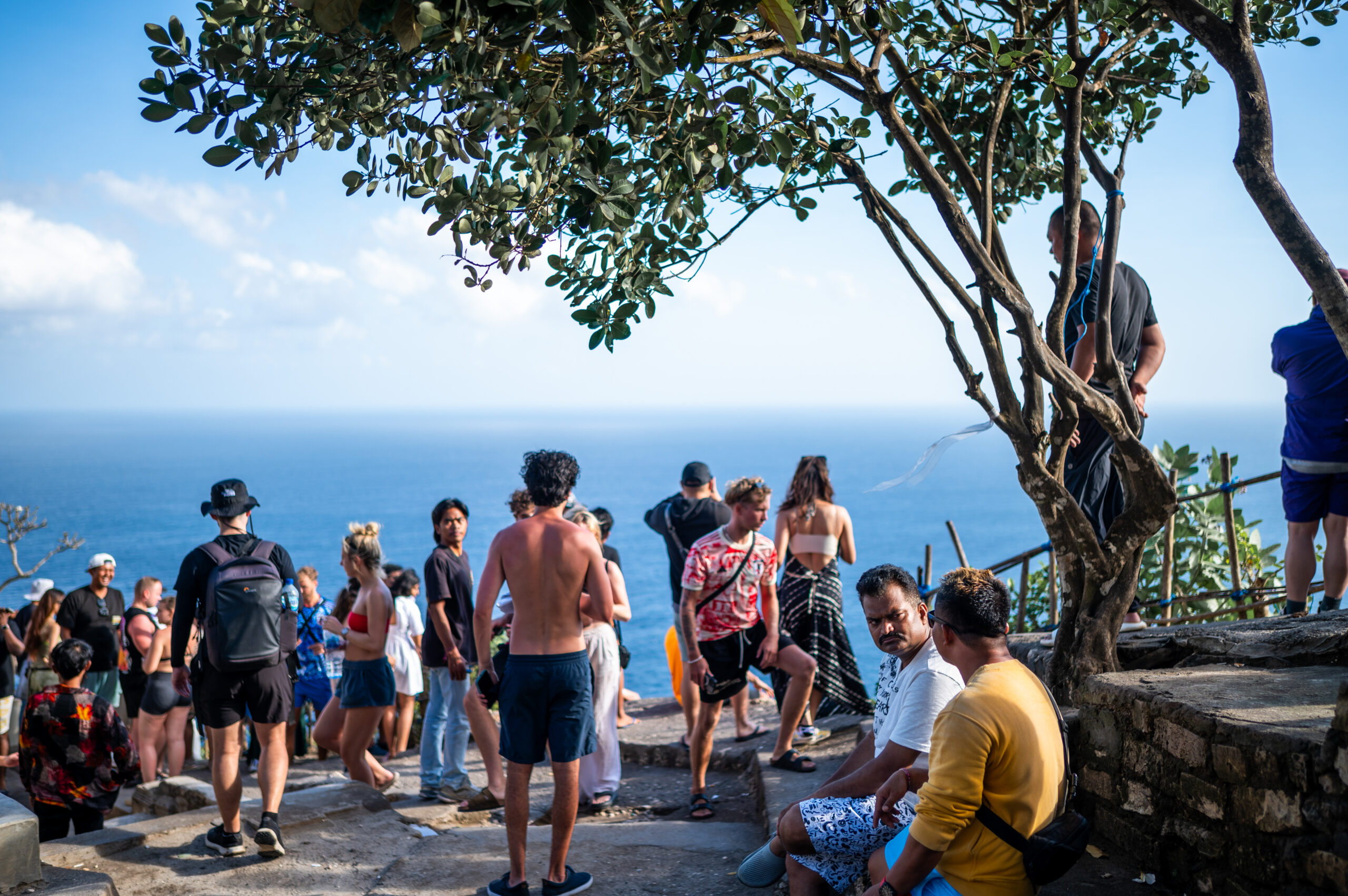 nusa penida sehenswuerdigkeiten (61) Viele Touristen warten darauf ein Foto am Kelingking Beach zu machen