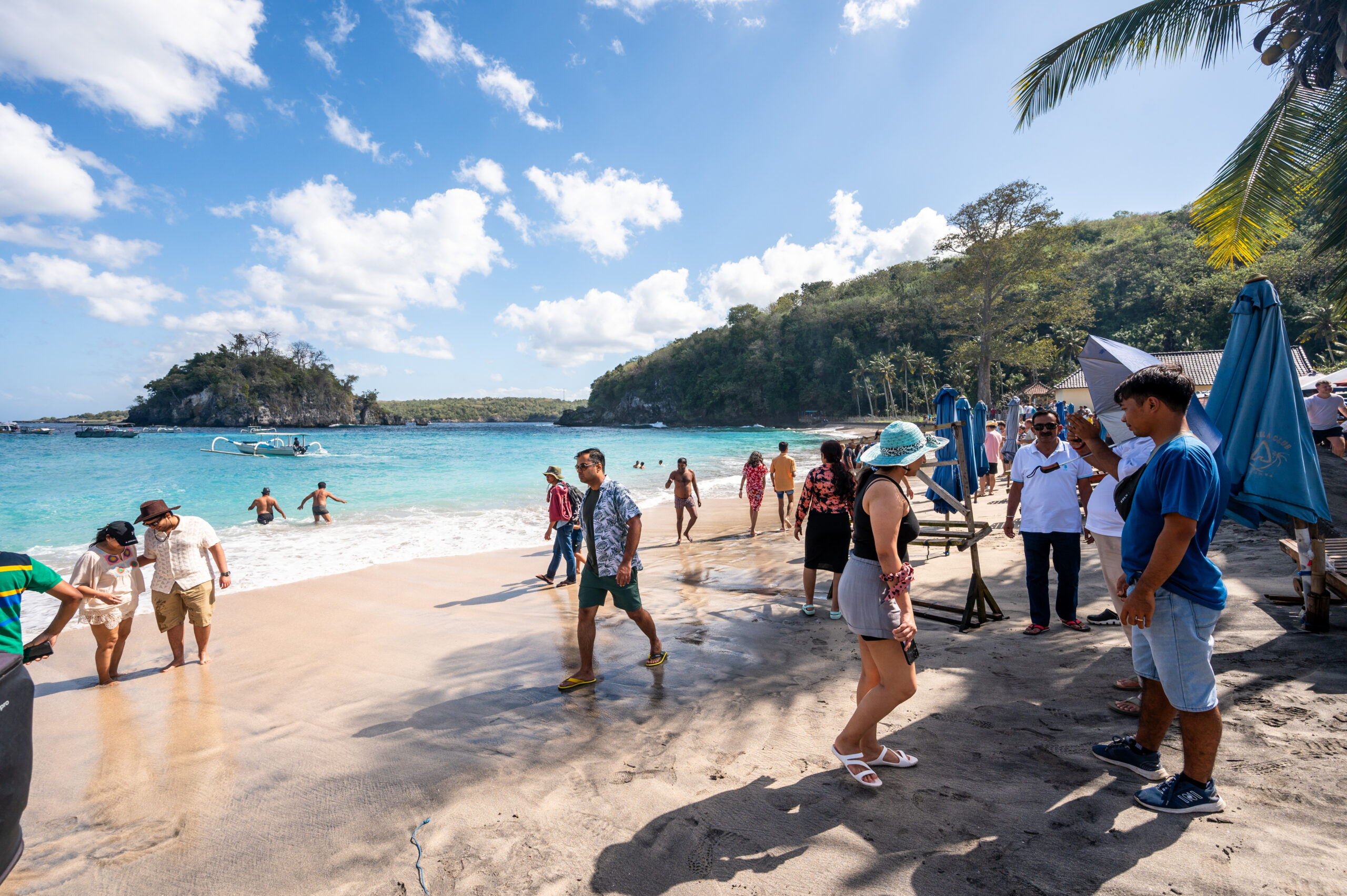nusa penida sehenswuerdigkeiten (67) Viele Tagestouristen in der Crystal Bay auf Nusa Penida
