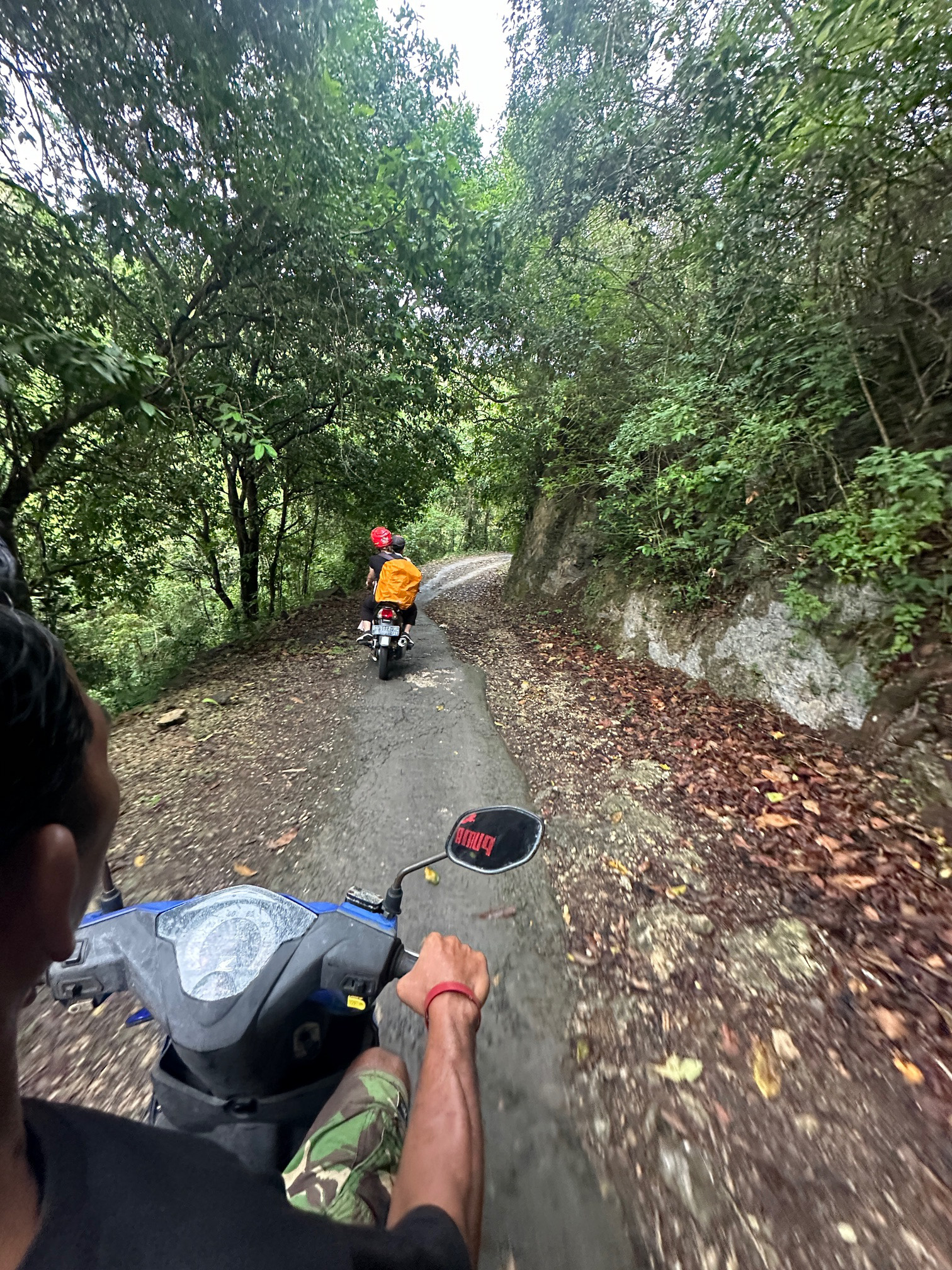 nusa penida sehenswuerdigkeiten (8) Rollertaxifahrer auf dem Weg zum Tembeling Beach and Forest auf Nusa Penida