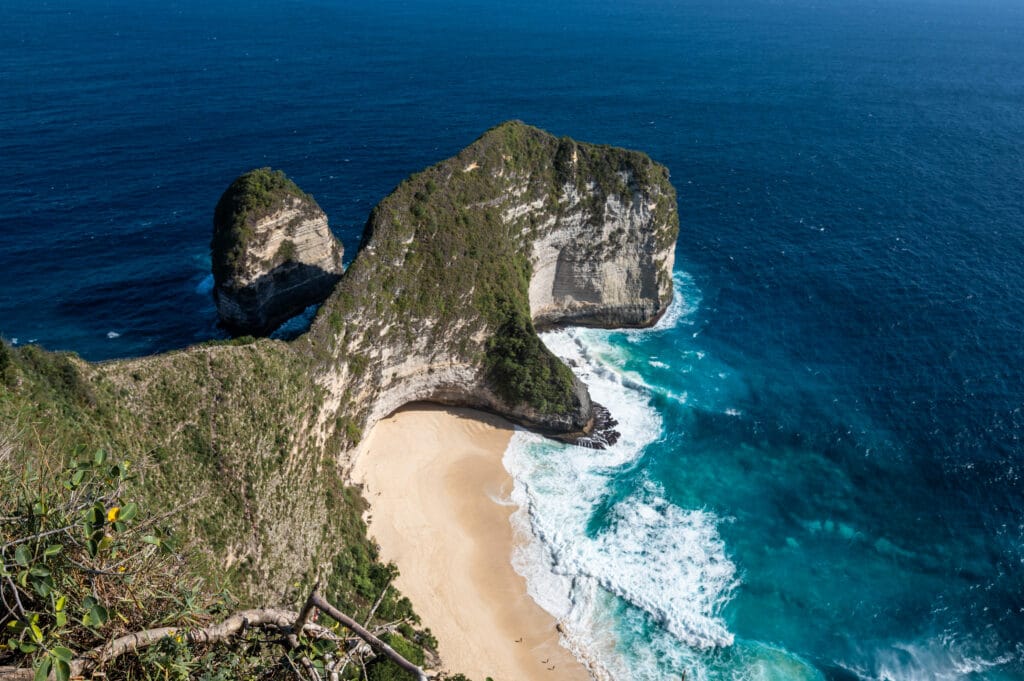 Ausblick auf den kelingking beach auf nusa penida
