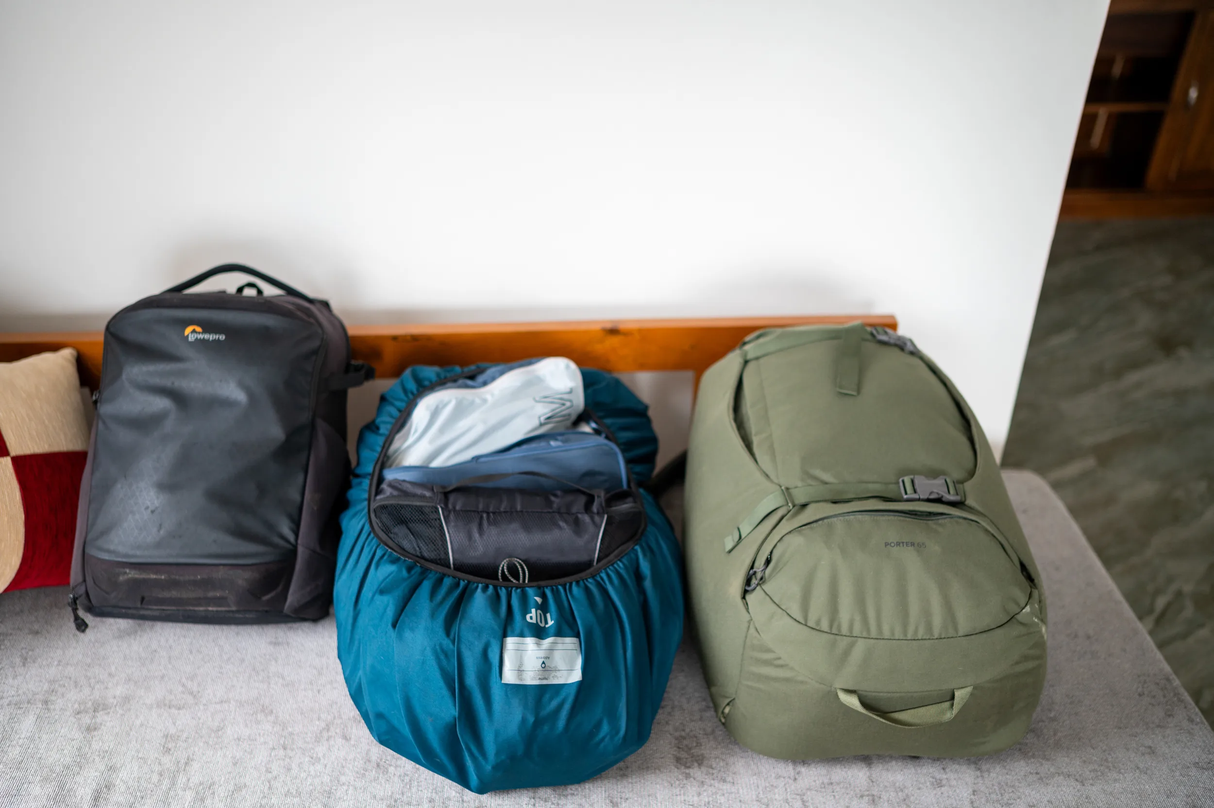 packliste asien backpacking Gepäckanhänger und Airtags an unseren Rucksäcken