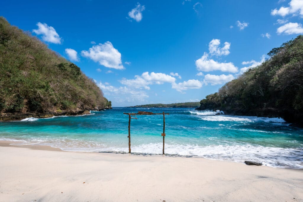 Starke Wellen am Pandan Beach auf Nusa Penida