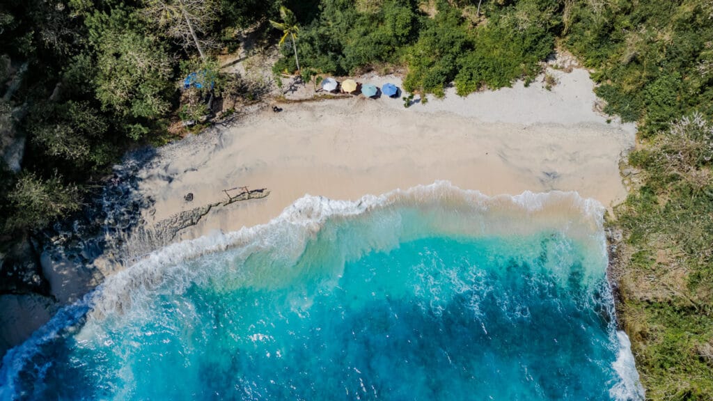 Heller Sand und türkisblaues Meer am Pandan Beach auf Nusa Penida