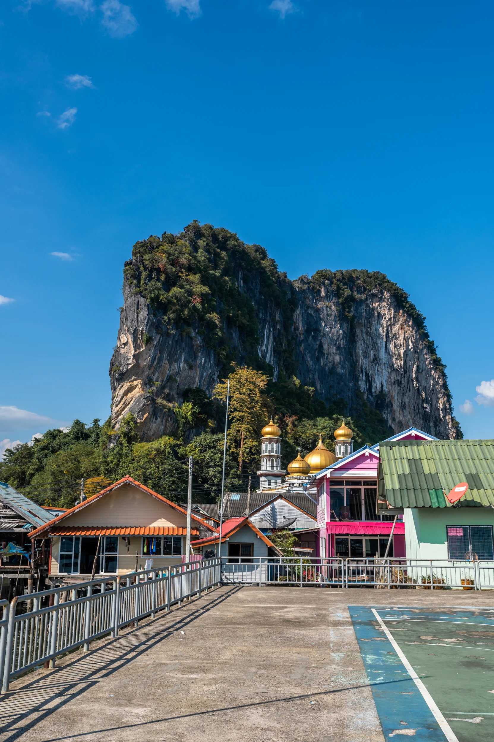 phang nga bucht (22) Koh Panyee wurde am Fuße einer beeindruckenden Kalksteininsel erbaut