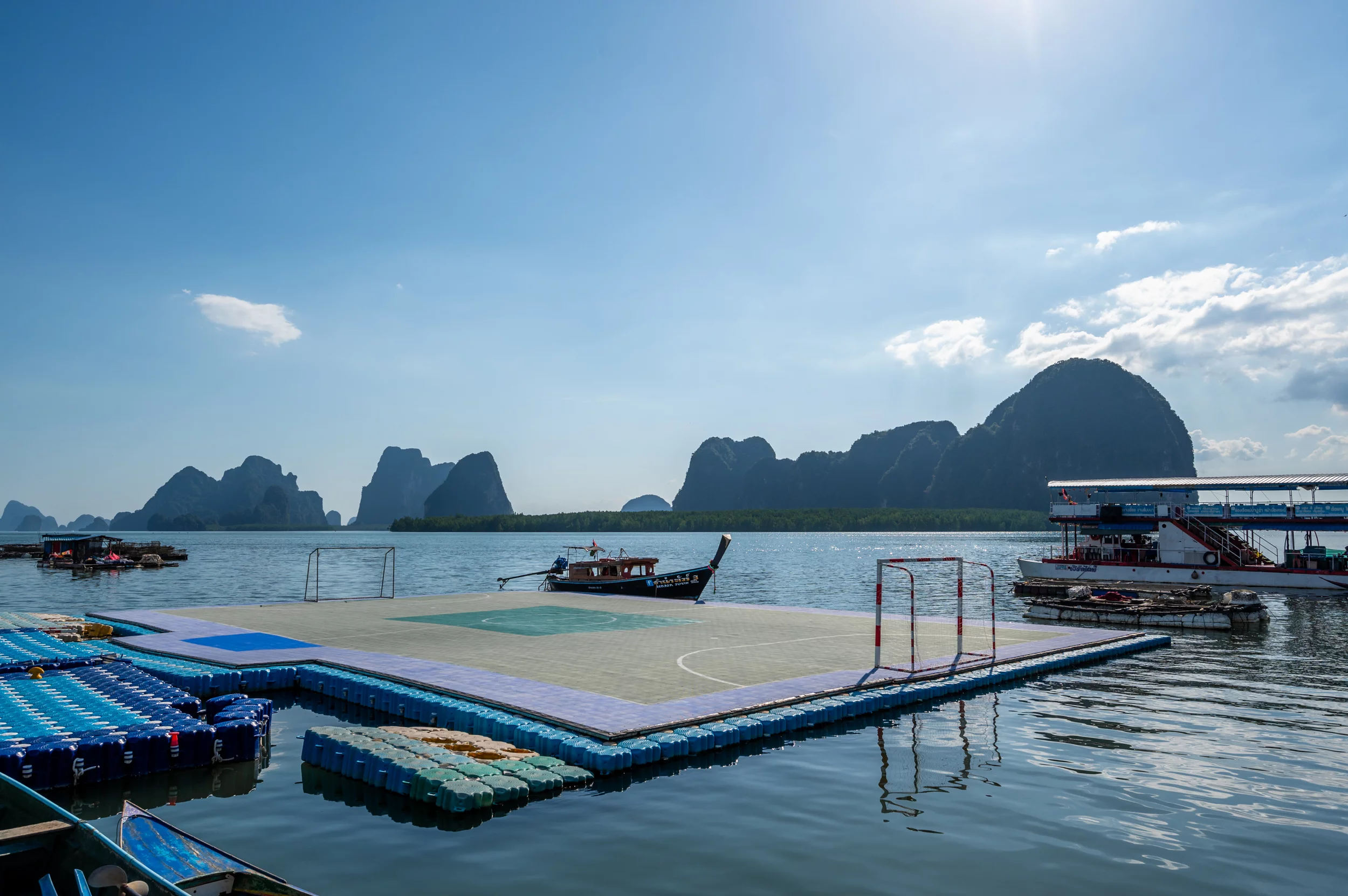 phang nga bucht (23) Schwimmender Fußbalplatz auf Koh Panyee