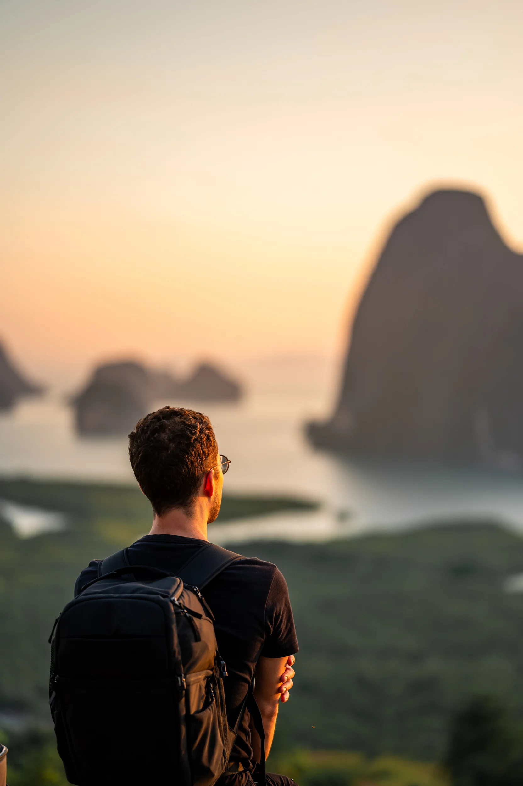 phang nga bucht (25) Alex zum Sonnenaufgang am Samet Nangshe Viewpoint in der Provinz Phang Nga