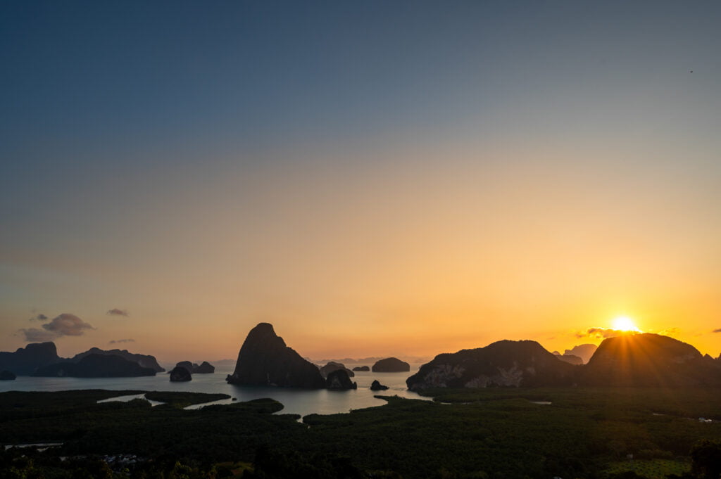 Sonnenaufgang hinter den Kalksteininseln der Phang Nga Bucht am Samet Nangshe Viewpoint