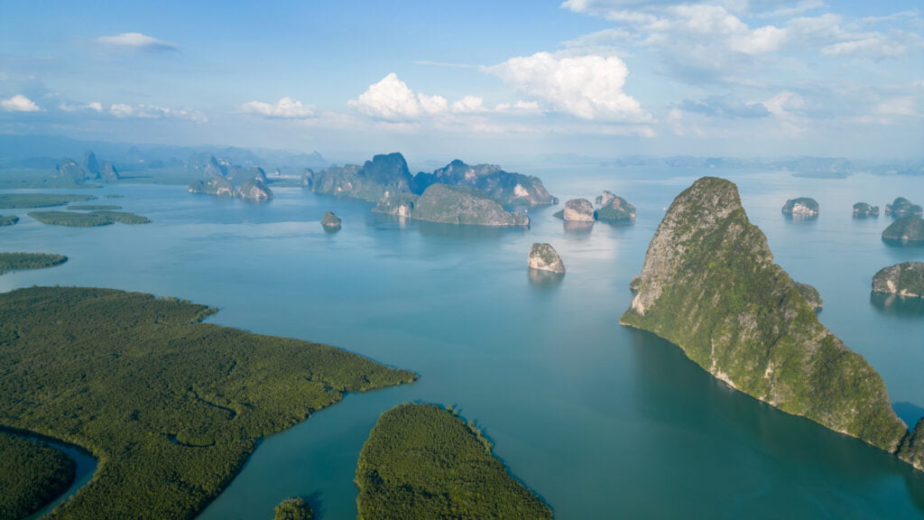 Ausblick auf die Kalksteininseln und Mangroven der Phang Nga Bucht