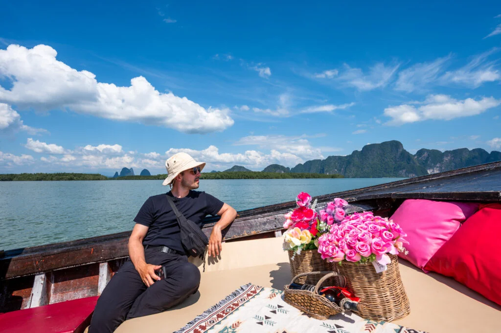 Alex genießt die ungewöhnliche Dekoration unseres Bootes in der Phang Nga Bucht
