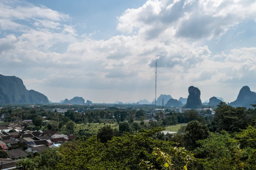 Ausblick auf die Kalksteinfelsen rund um Phang Nga Town