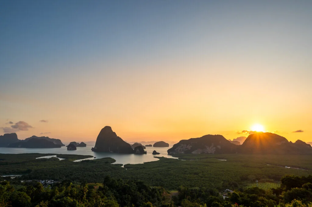 Sonnenaufgang nach unserer Übernachtung am Samet Nangshe Viewpoint