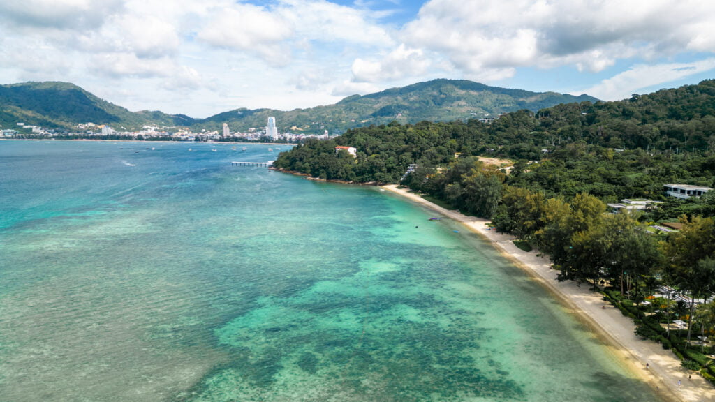 Drohnenfoto eines ruhigen Strandes auf Phuket