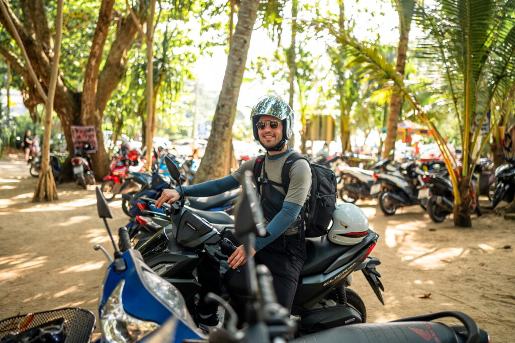 Alex auf einem Motorroller auf Phuket