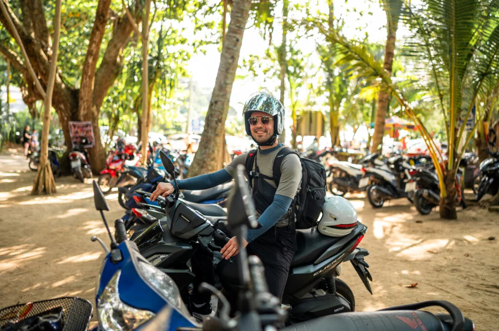 Alex auf einem Motorroller auf Phuket