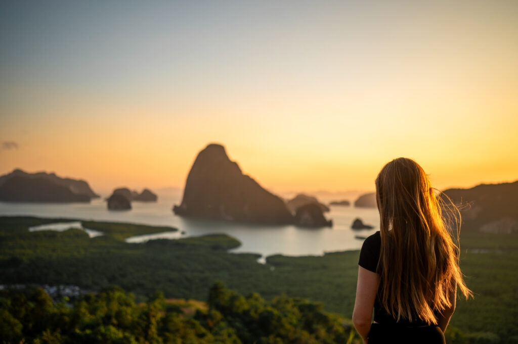 Vanessa zum Sonnenaufgang am Samet Nangshe Viewpoint