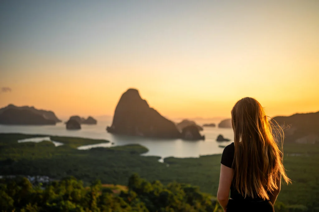 Vanessa zum Sonnenaufgang am Samet Nangshe Viewpoint