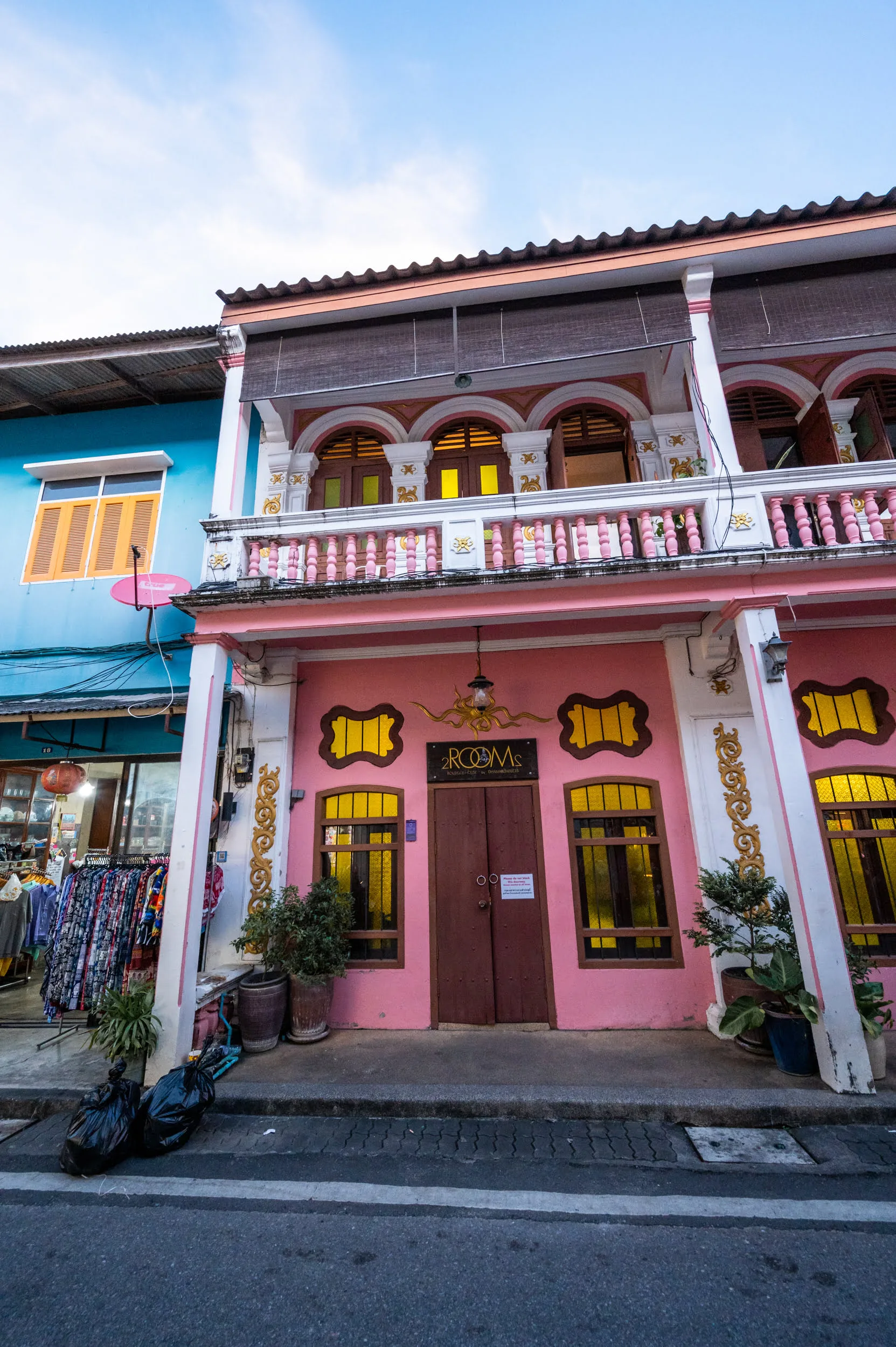 phuket old town (11) historisch renovierte fassade in der soi romanee