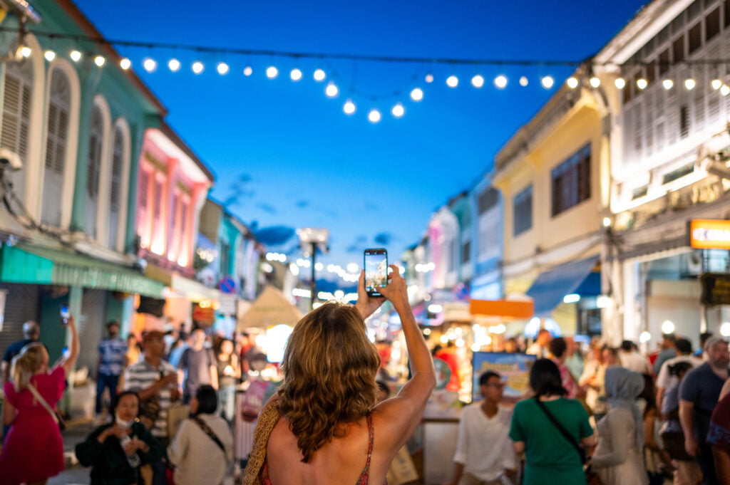 touristin macht ein foto von der lard yai walking street