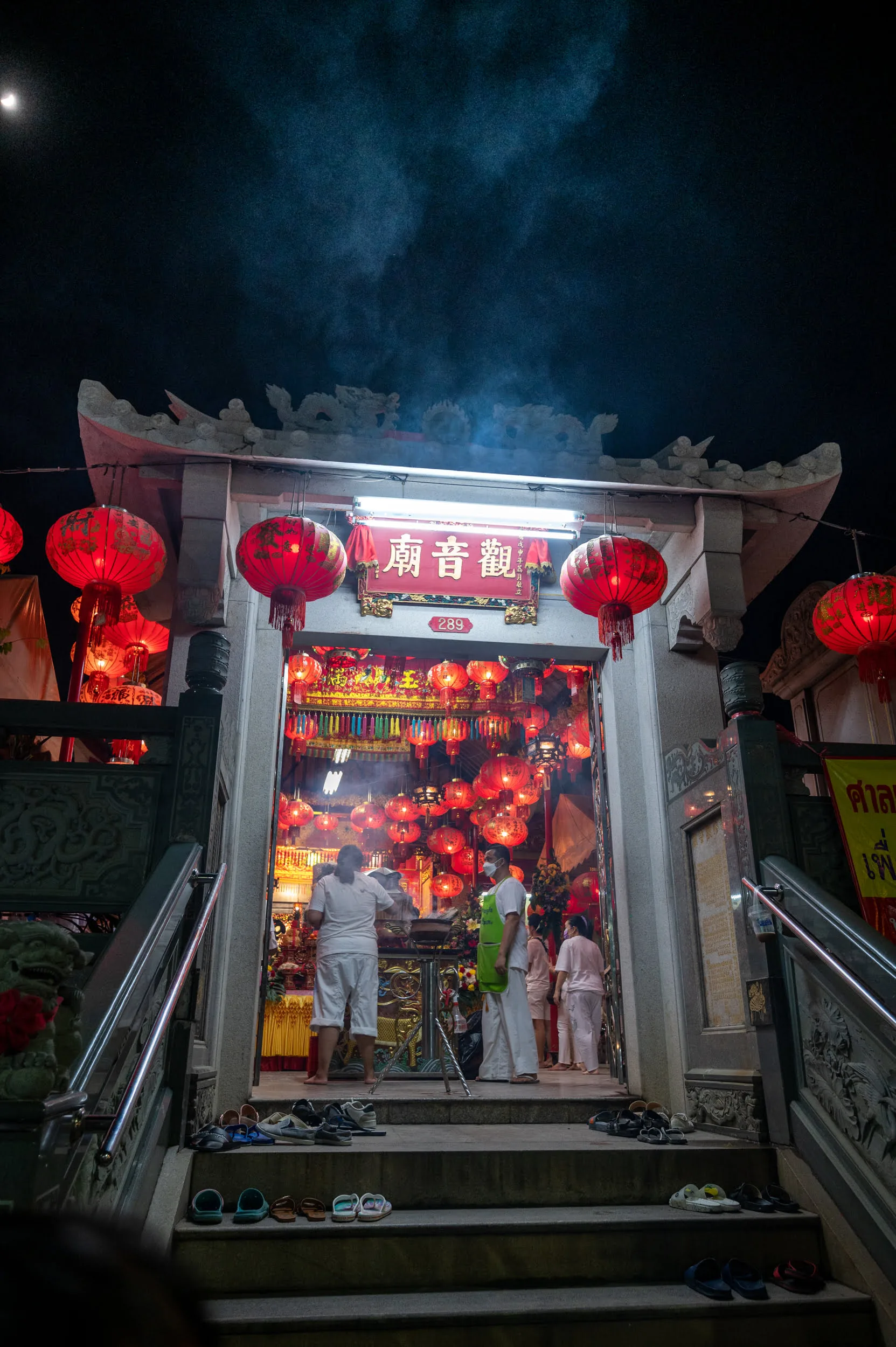 phuket old town (21) jui tui schrein am abend
