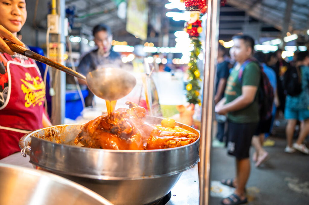 streetfood auf dem naka weekend market