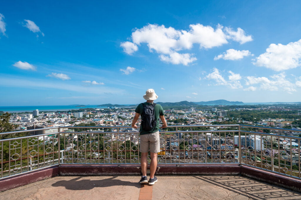 Alex auf der Aussichtsplattform auf dem Khao Rang Hill
