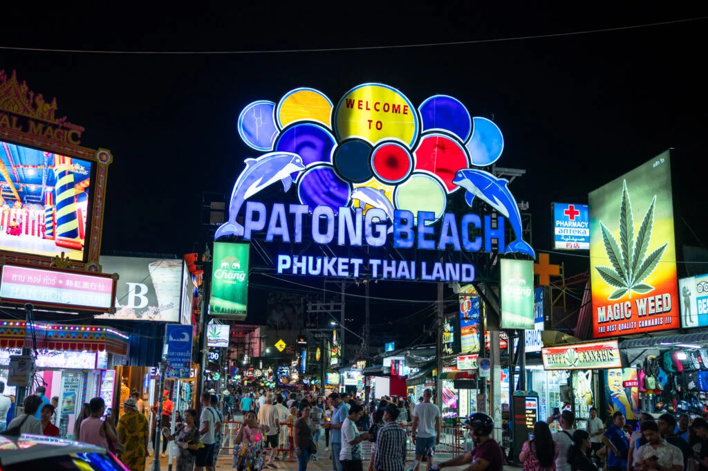 Eingang zur Partymeile Bangla Road in Patong