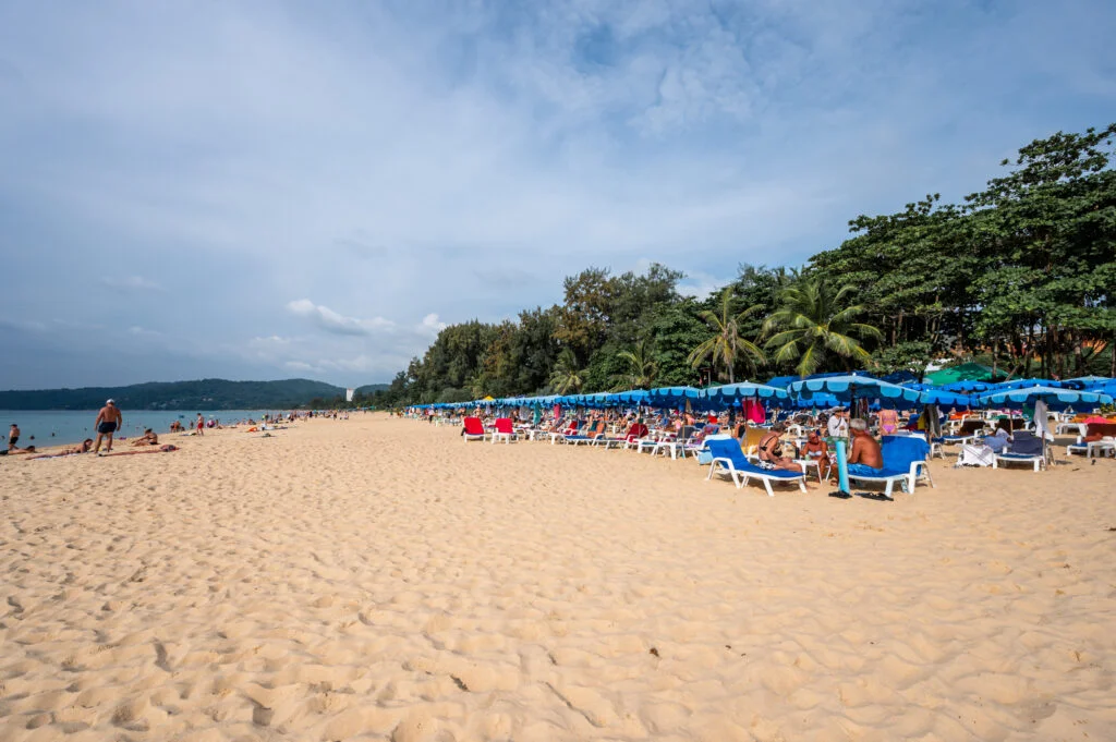 Viele Liegen am langen Karon Beach