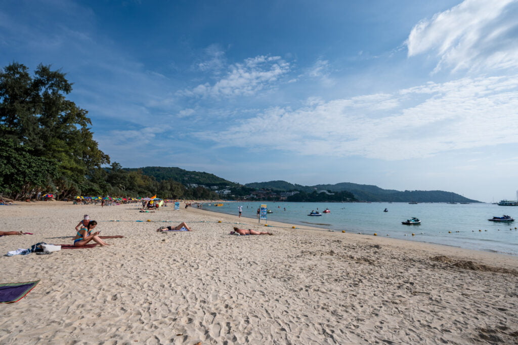 Urlauber am Kata Beach