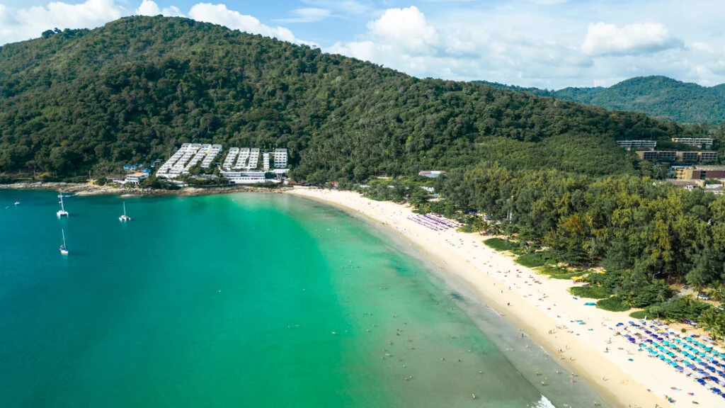 Drohnenfoto des Nai Harn Beach