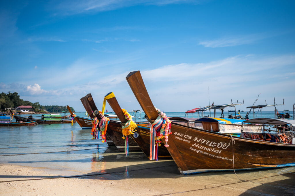 Longtailboote in der Tonsai Bay auf Koh Phi Phi