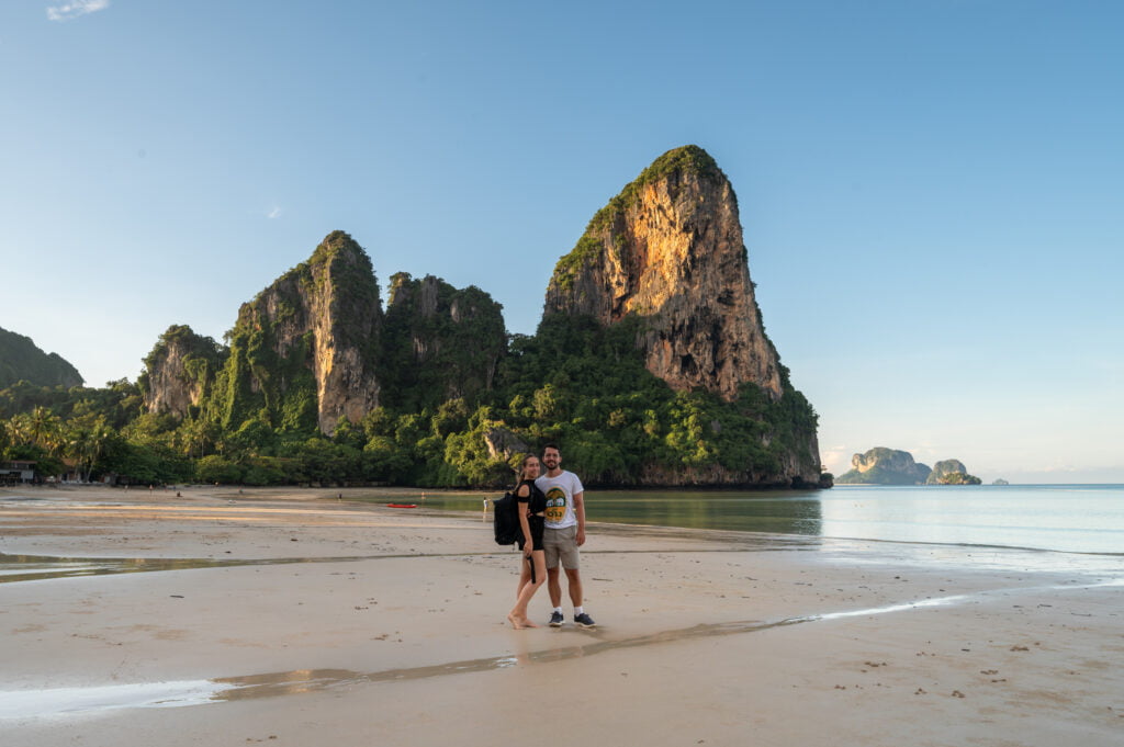 Alex und Vanessa am Railay Beach zum Sonnenaufgang