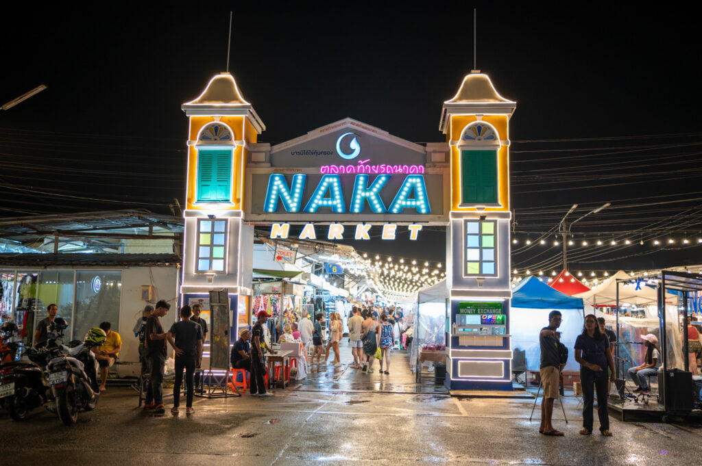Eingang zum großen Nachtmarkt Naka Weekend Market