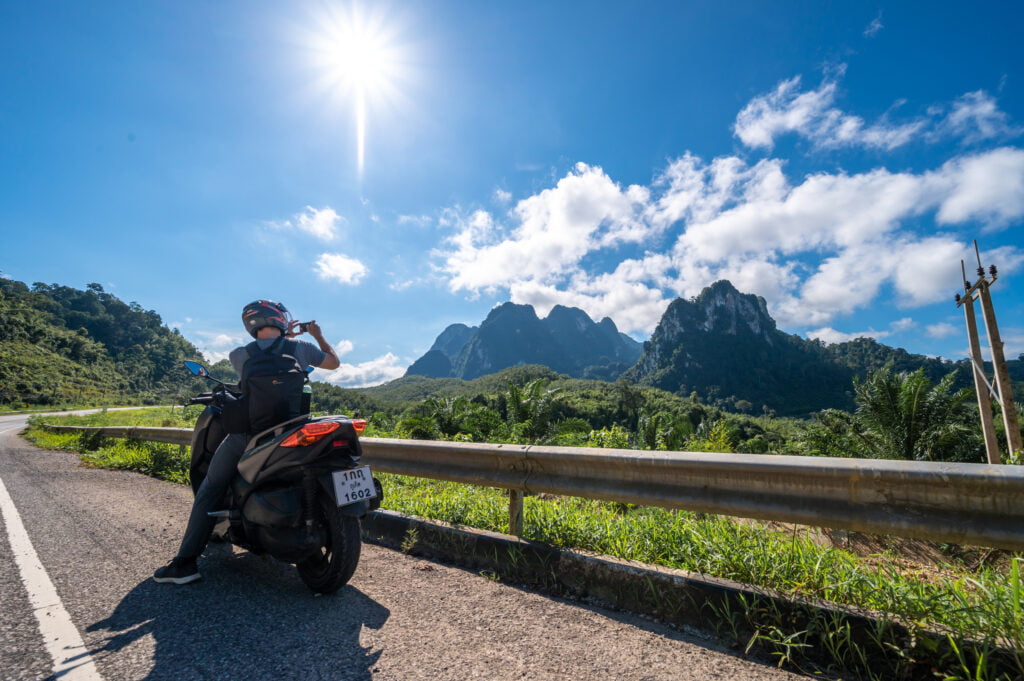 Alex auf dem Motorroller entlang der Straße zwischen dem Hauptquartier des Khao Sok Nationalparks und dem Cheow Lan Lake