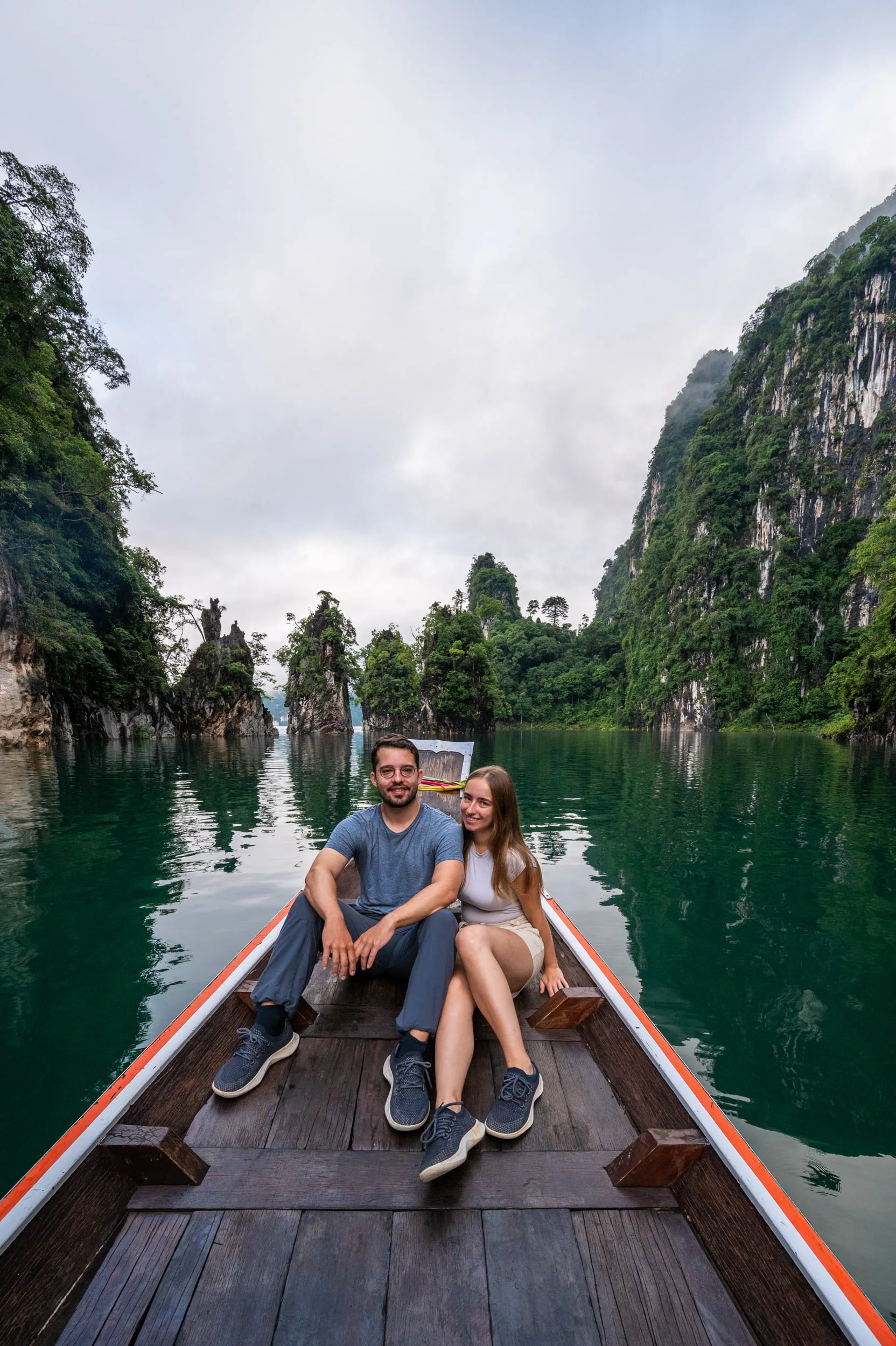 phuket urlaub (66) Vanessa und Alex an den 3-Brüder-Felsen auf dem Cheow Lan Lake