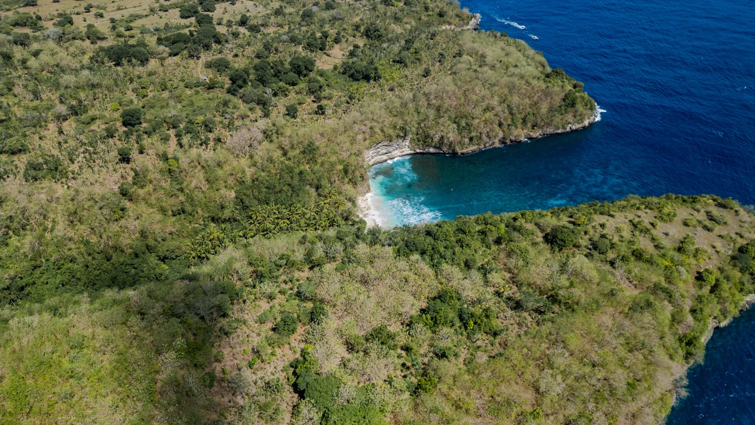 Drohnenfoto des Puyung Beach auf Nusa Penida