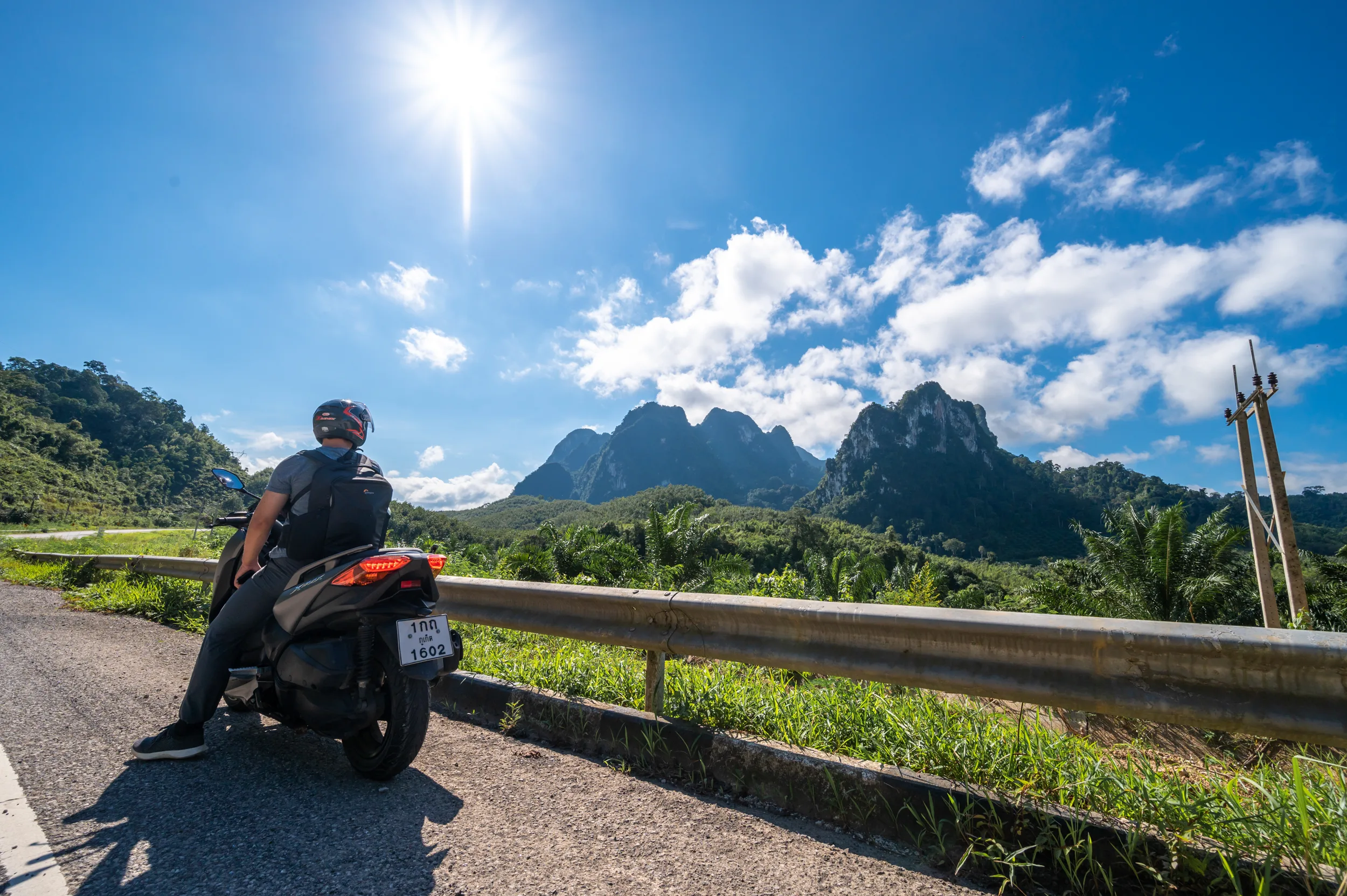 regenzeit thailand (23) Alex auf dem Motorroller auf der Fahrt in Richtung Cheow Lan Lake gegen Ende September