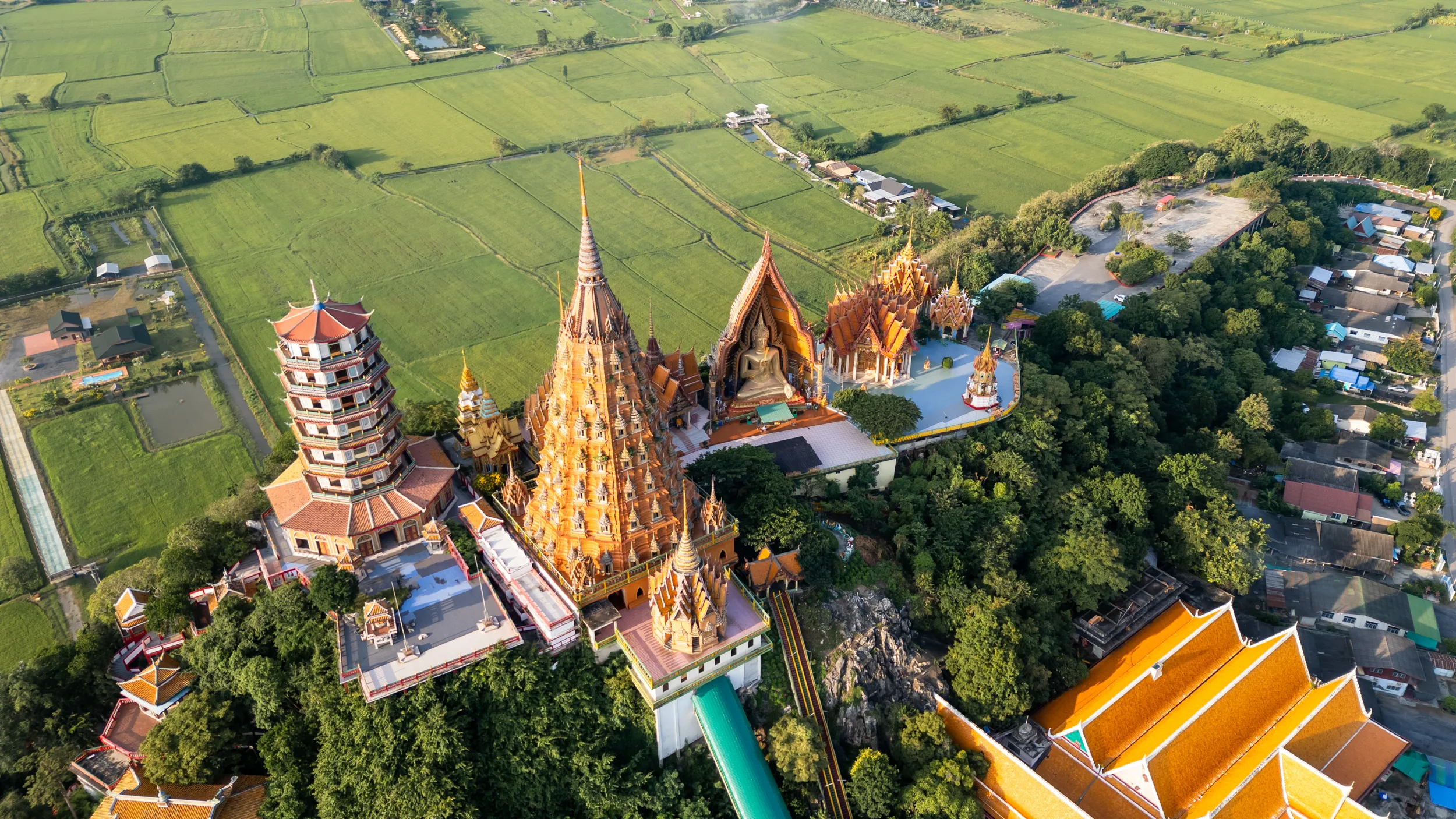 regenzeit thailand (25) Tiger Cave Temple mit grünen Reisfeldern am Ende der Regenzeit