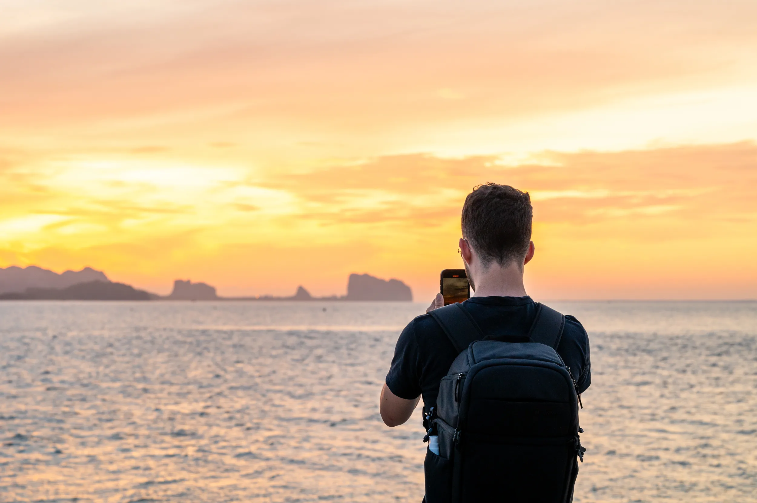 regenzeit thailand (26) Alex beim Sonnenaufgang in der Andamanensee auf einer spontanen Reise in die Region