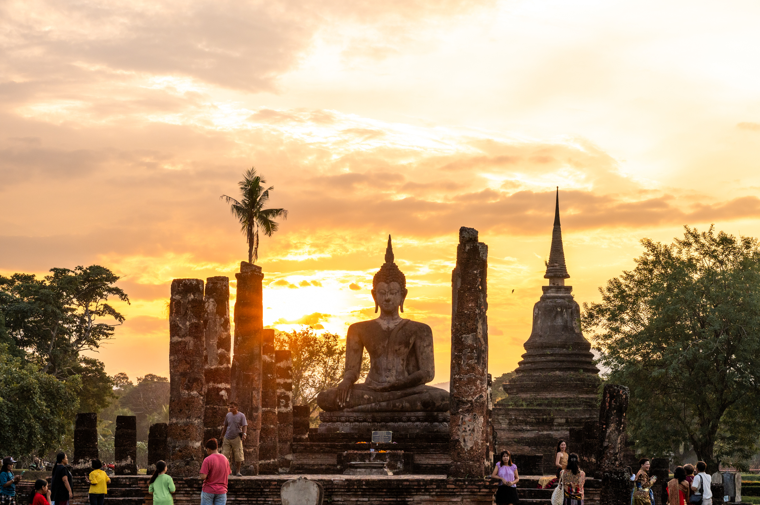 regenzeit thailand (27) Sonnenuntergang am Ende der Regenzeit im historischen Park von Sukhothai