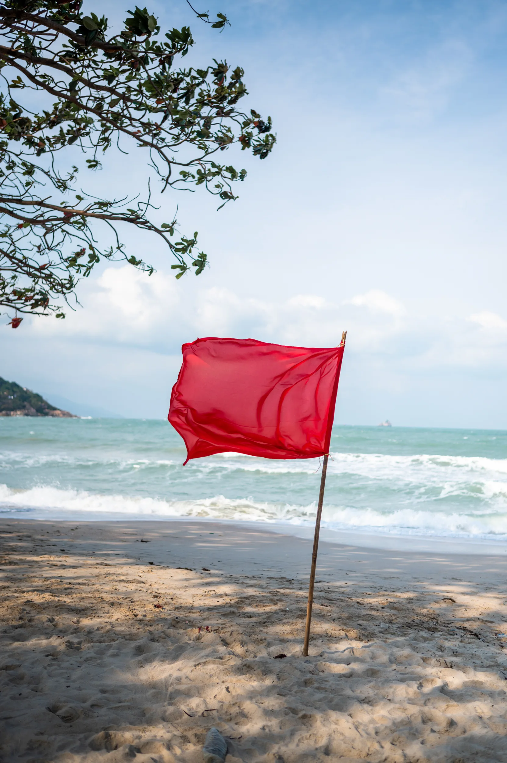 regenzeit thailand (3) Rote Flagge verbietet das Baden auf Phuket an einem windigen Tag im August