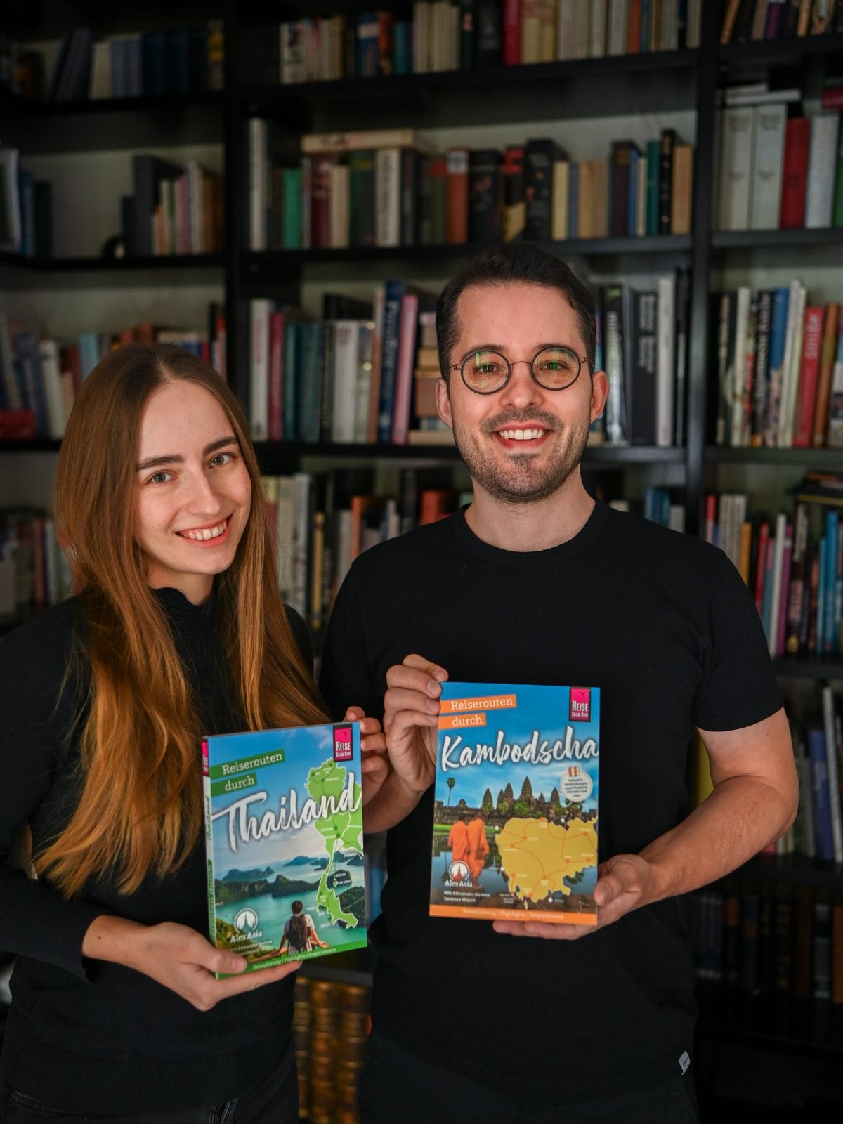 Vanessa und Alex mit ihren Reiseführern Thailand und Kambodscha – die Autoren hinter deinem Reise-Drehbuch