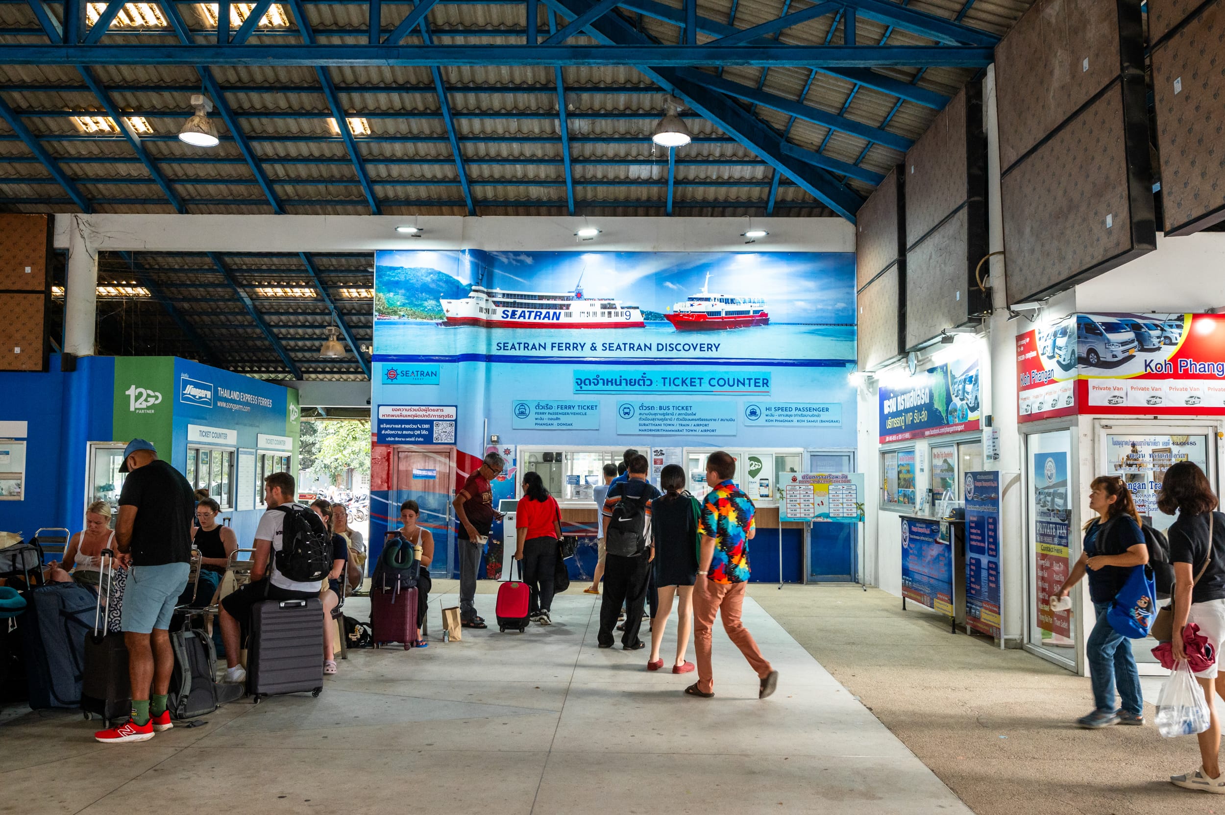 Touristen am Thong Sala Pier zur Anreise nach Koh Phangan