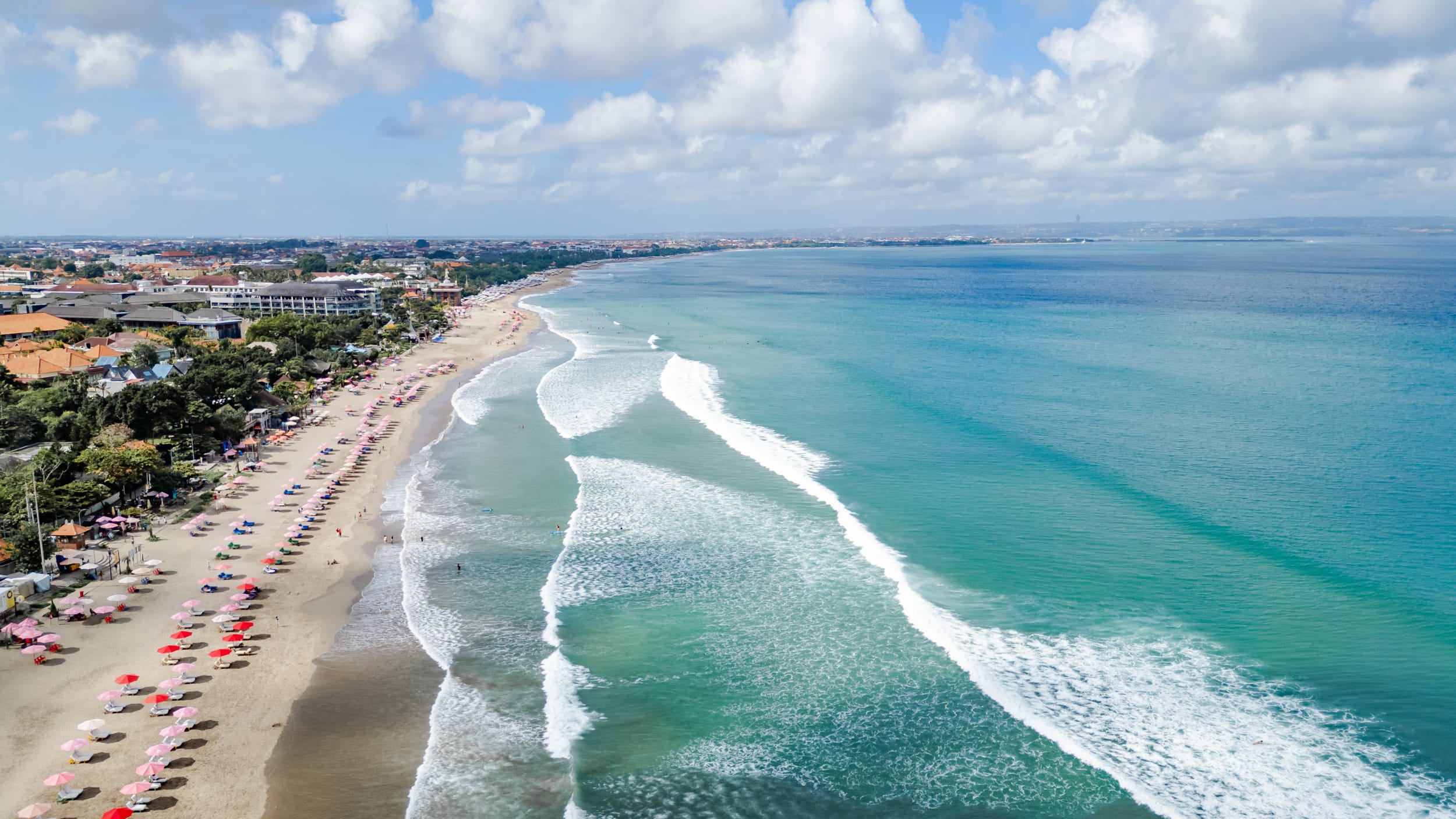 Drohnenfoto des Seminyak Beach auf Bali