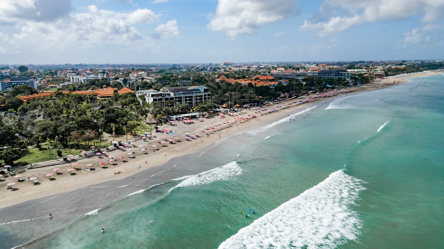 seminyak bali (9) Ausblick auf die Stadt Seminyak im Hinterland des Strandes