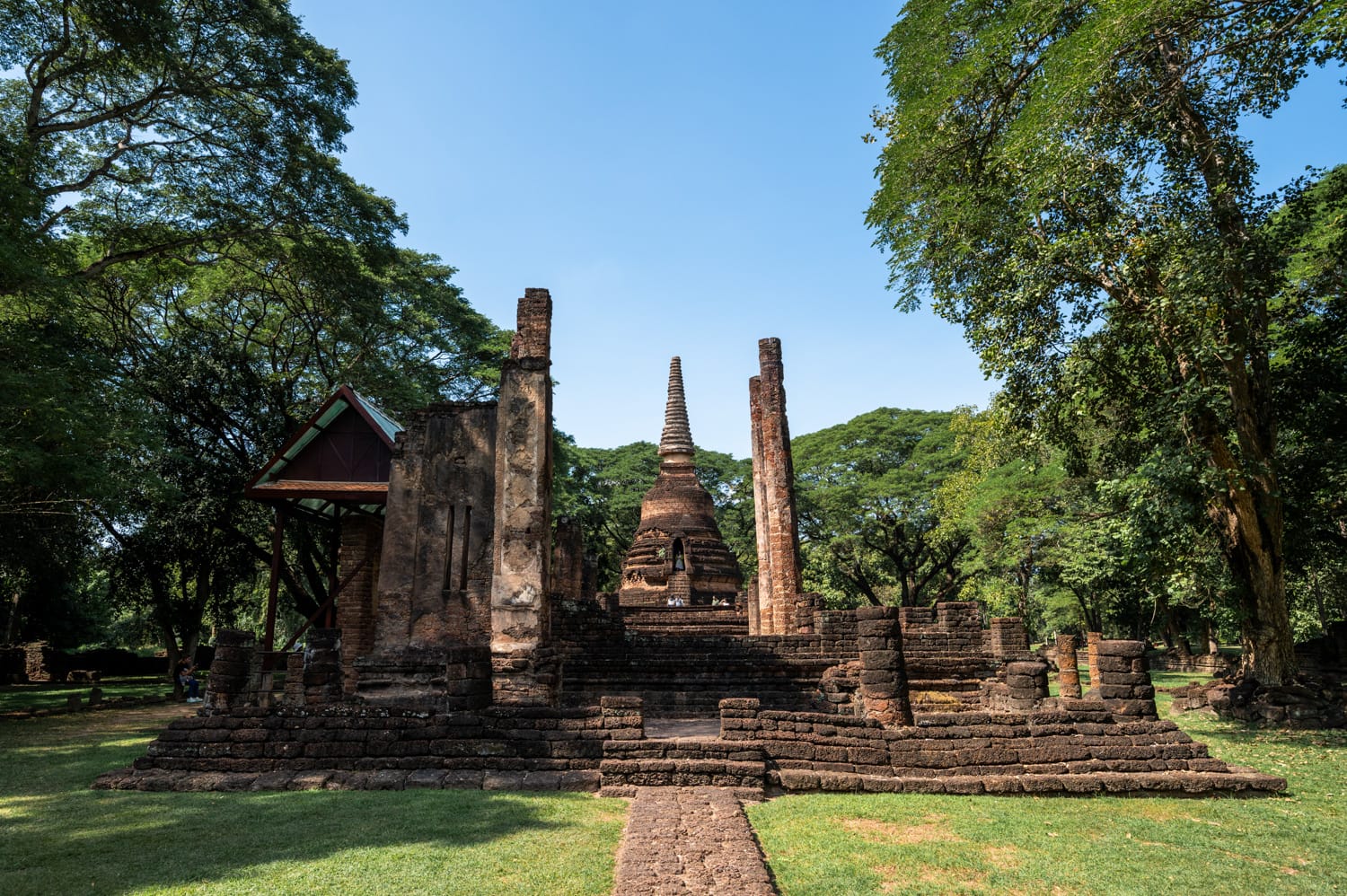 si satchanalai thailand (11) Eingestürzter Viharn und Chedi im Wat Nang Phaya im Si Satchanalai Geschichtspark