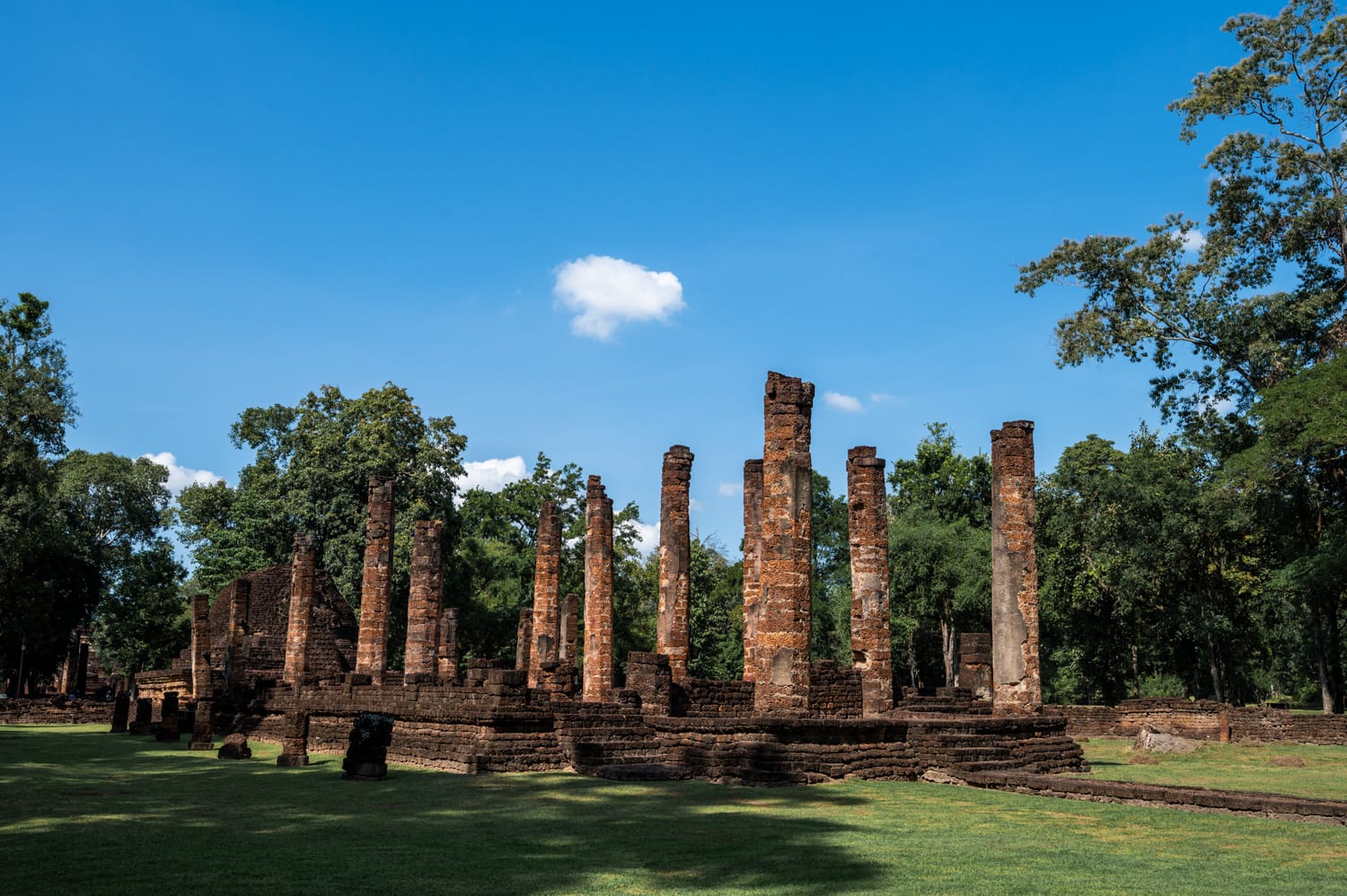 si satchanalai thailand (13) Säulen im Wat Suan Kaeo Uthayan Yai im Geschichtspark Si Satchanalai